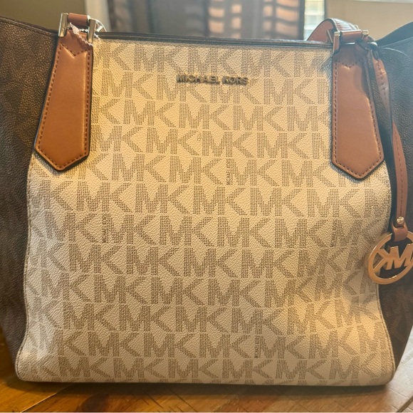 Michael Kors Tan and Cream Shoulder Bag - Picture 1 of 2